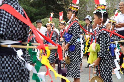 中村・湯免自治会の子どもたちが「かね打ち」を担当する