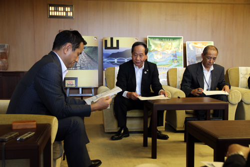 村岡知事に長門湯本温泉観光まちづくり計画の説明をする大西市長