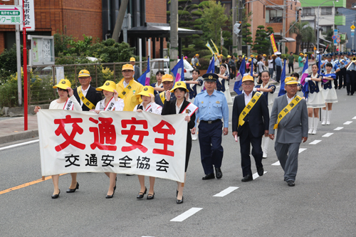 長門市中央公民館～長門市役所のコースを約200人がパレード