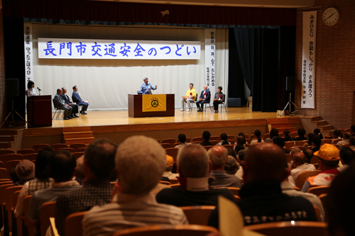 中央公民館大講堂で行われた式典