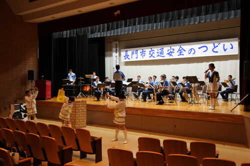 寸劇を交えた山口県警察音楽隊の演奏会