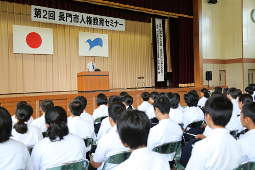 視覚障害とともに歩んできた講師の経験などが中心の講演