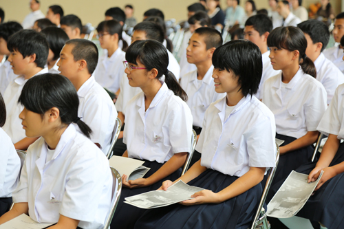 笑いを交えた講演を笑顔で聴く三隅中学校の生徒