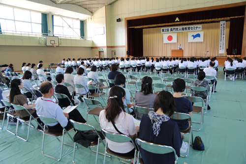 生徒や保護者、地域住民など約150人が参加