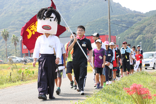 「清風くん」を先頭に、キャラバン隊は三隅から萩市までの約30kmを歩いた