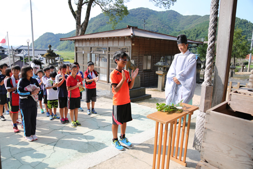 道中、三隅八幡宮で交通安全を祈願