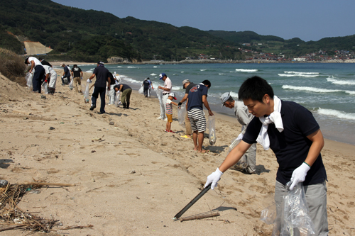 海岸清掃には多くの住民も参加した