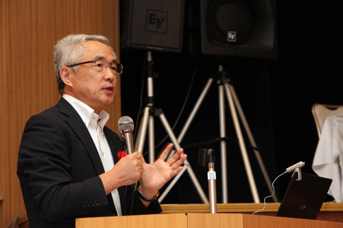 平和の次に住環境が健康の大切な要因と話す星名誉教授