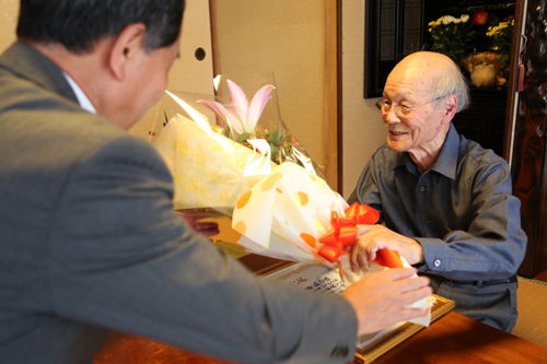 平成28年度に100歳に到達する近藤弘一さんにお祝い状と花束が手渡される