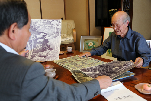 日本画やペン画の制作に取り組む近藤さんが作品を披露