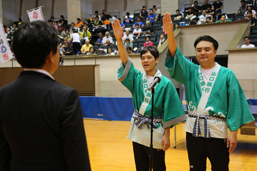 選手宣誓は安森翔吾さん（左）と松村康平さん