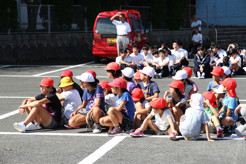 訓練を見守る日置地区の児童・生徒