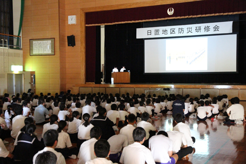 東日本大震災の被災地を視察した研修の内容などが報告された