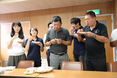 市観光課・観光コンベンション協会などから約10人が試食会に参加