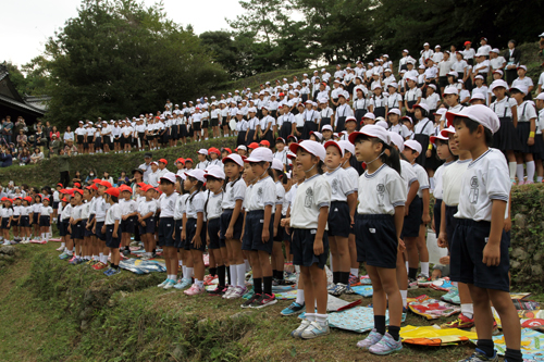 参加児童全員で歌う「手のひらを太陽に」が桟敷にこだまする