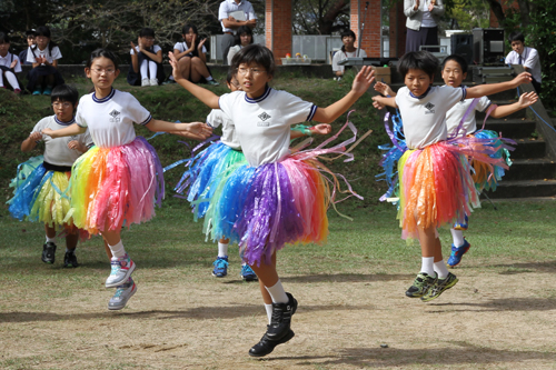 俵山小学校の児童によるダンス