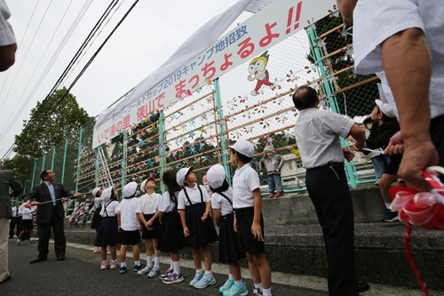 大西市長や地元関係者、俵山小学校の児童が除幕を行う