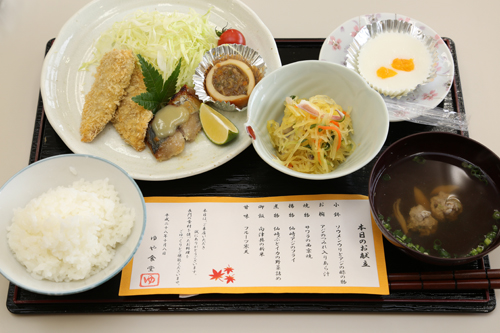 この日の献立は、仙崎アジのフライやサワラの西京焼き、仙崎ぶとイカの野菜詰めなど
