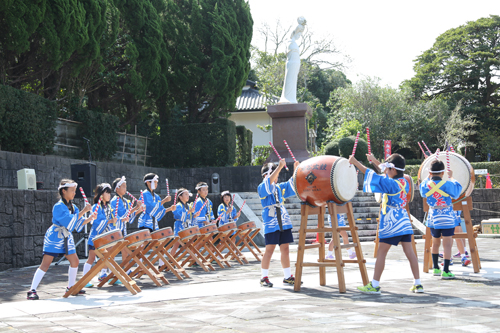 オープニングを飾った向津具小学校児童の「油谷太鼓」