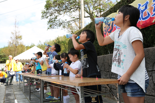 多くの子どもの参加で盛り上がったラムネの早飲み大会