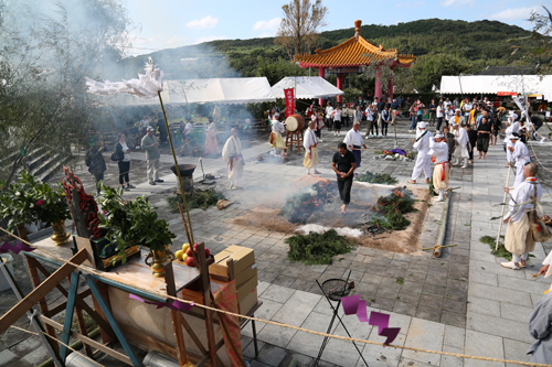 多くの来場者が火渡りに挑戦し、良縁成就や無病息災、日中友好などを祈願した