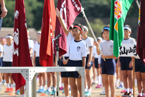 油谷小学校6年の岡藤さんが「最高の記録を出せるようにがんばります」と選手宣誓