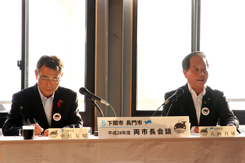 会談終了後、両市長がそろって記者会見に臨む