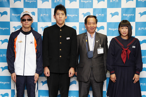 （左から）上永さん、村岡さん、大西市長、堀田さん