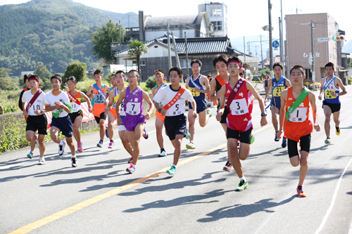 中学校の部10チーム、高校・一般の部7チームが一斉にスタート