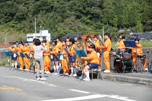 三隅中学校吹奏楽部の演奏が選手を送り出す