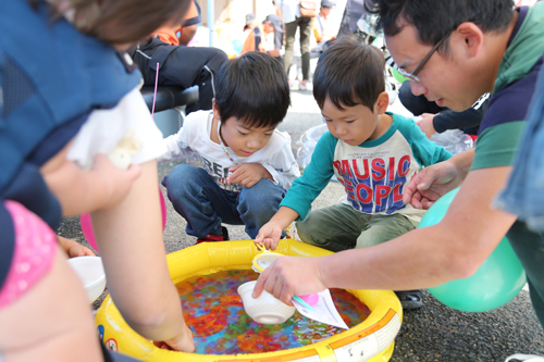 ボールすくいを楽しむ子どもたち