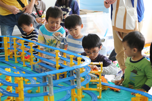 多くの子どもたちでにぎわったプラレール展示走行コーナー