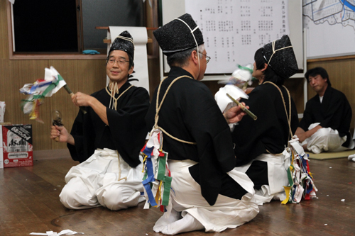 神楽舞は午後8時過ぎから始まり、深夜まで続けられた