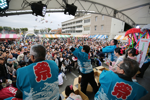 開会セレモニー後のお菓子まきには、多くの来場者が参加