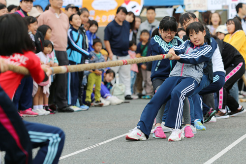 熱戦が繰り広げられた綱引き大会
