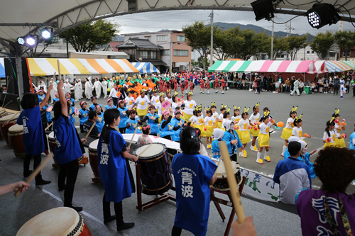 華やかな衣装に身を包み、来場者も巻き込んで踊りを楽しむ