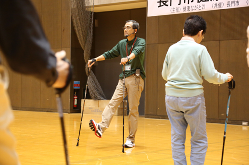 講師は日本ノルディックウォーキング協会の志谷明宏さん