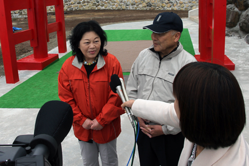 移設後、最初に投げ入れたのは広島県から来られた石岡夫婦