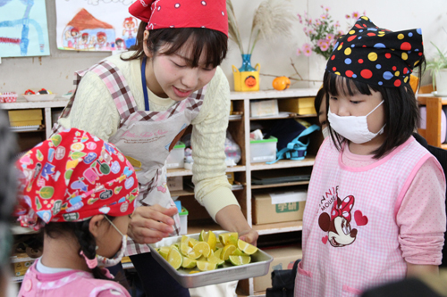 親子クッキングの講師は栄養士の村田知枝美さん