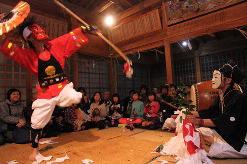 380年以上続く伝統の滝坂神楽舞