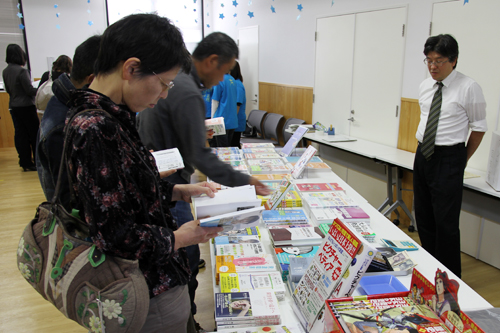 会場では関係書籍なども展示販売された