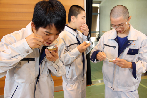 さまざまなアカモクの製品を試食する生徒ら