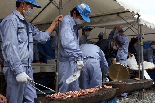 生徒が焼くイカ焼きは人気で行列が並んだ