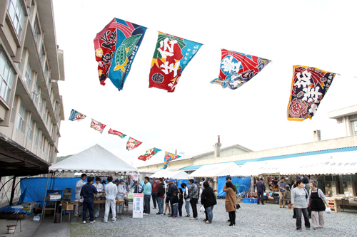 会場には大漁旗が取り付けられ、祭りの雰囲気を盛り上げた