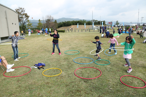 フラフープやグラウンドゴルフなどが楽しめる「スポーツフェスティバル」も同時開催