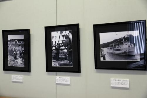 旧1市3町から各10点ほど選ばれた写真を展示