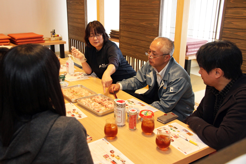 ロシア料理で使われる食材などを参考にアイデアを出し合う