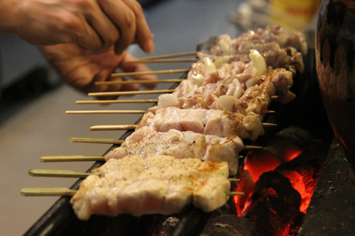 香辛料や調味料などで下味をつけたやきとりを焼いて試食