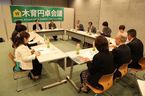 林業や子育て支援の関係者が意見交換を行う「木育円卓会議」も開催された