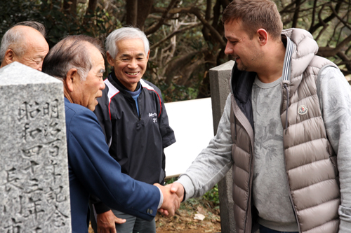 撮影が終わり「スパシーバ（ありがとう）」と握手